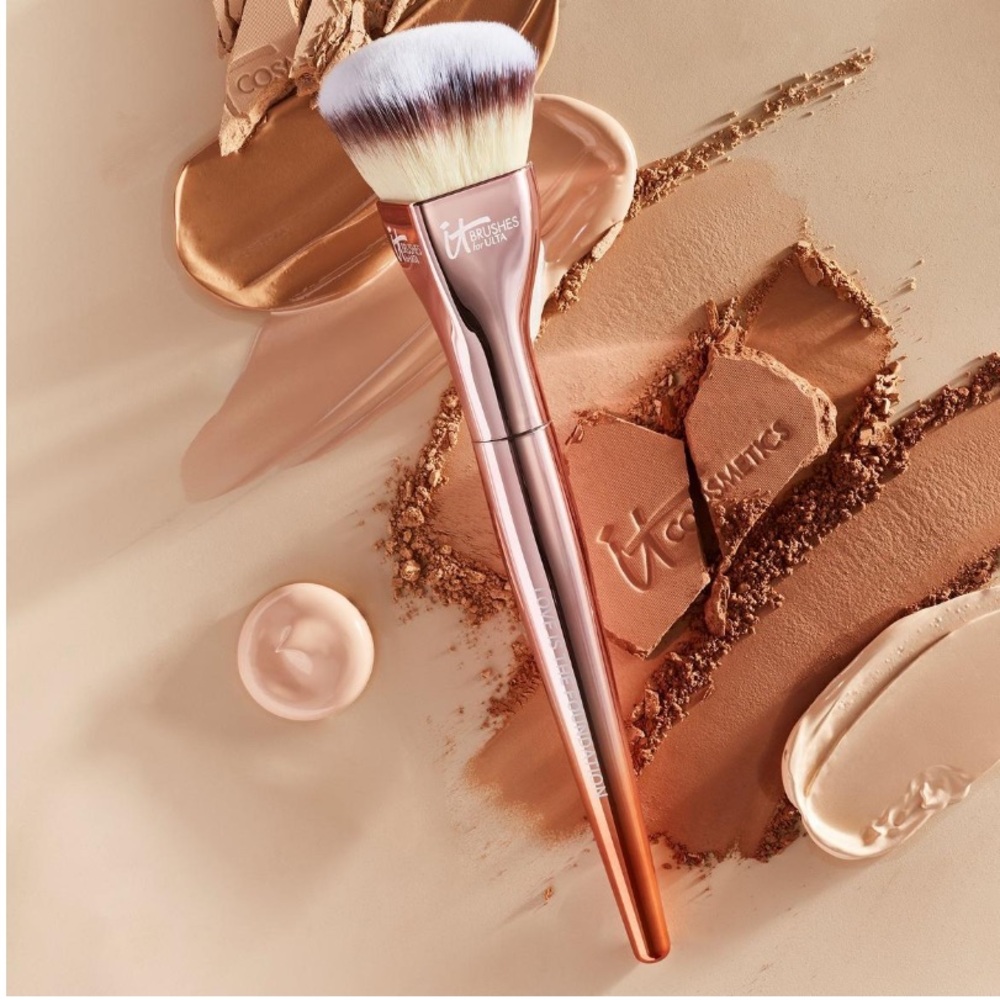 NEW IT Cosmetics Love is the Foundation Brush Limited Edition Ombré Rose Gold - Picture 3 of 4